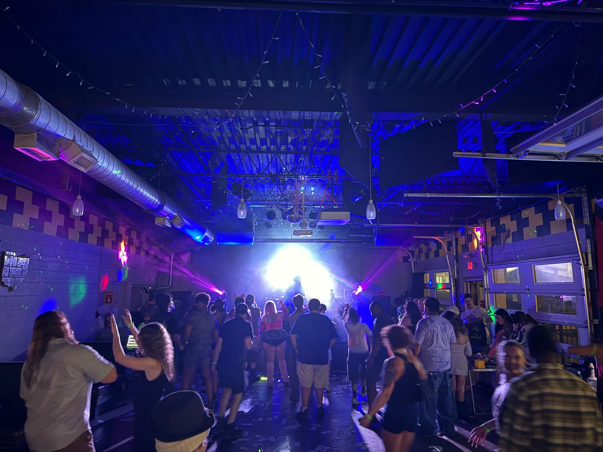 Yellow Cab Tavern - Crowd and lighting